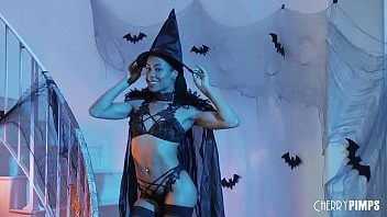 Cosplay Ebony Teen fica ainda mais safada em sua cena de masturbação