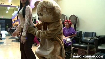 Festa no salão com o Único URSO DA DANÇA! (db8979)